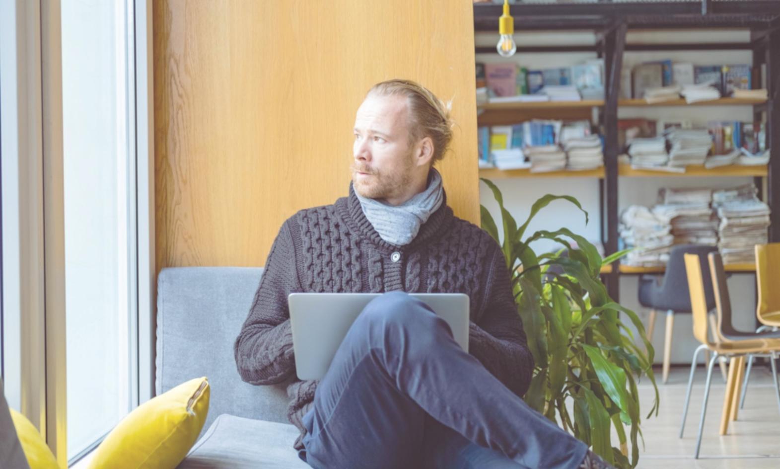 Environnement de travail moderne avec outils d'automatisation financière